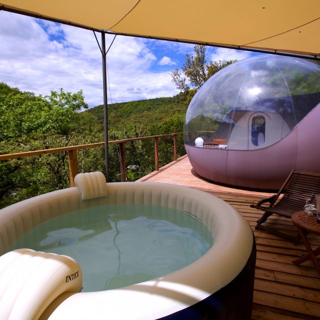 Nuit dans une bulle, manoir hanté ou cabane. L’hébergement insolite, la nouvelle tendance du tourisme en France